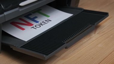 NFT Token Yazdırma, Beyaz Kağıt Sayfasına Yazdırma Bir Jet Yazıcı Tarafından Yazdırma