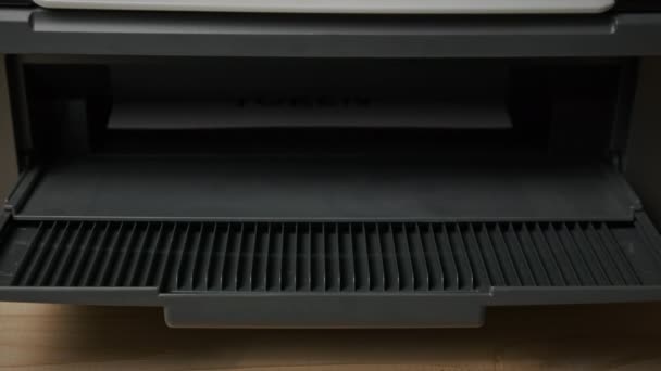 NFT Token Printing, Beschriftung auf weißem Papier, gedruckt von einem Jet Printer — Stockvideo