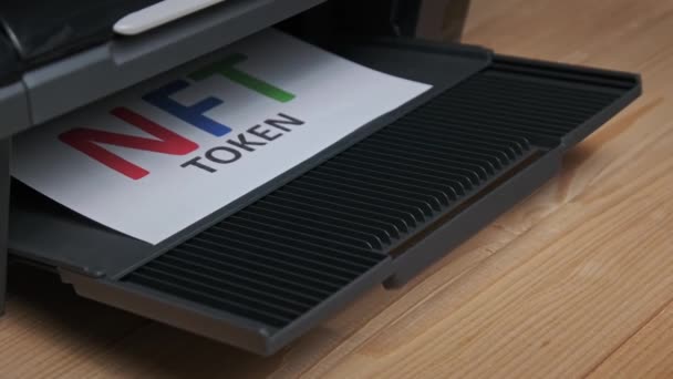 NFT Token Printing, iscrizione su foglio bianco stampato da una stampante Jet — Video Stock