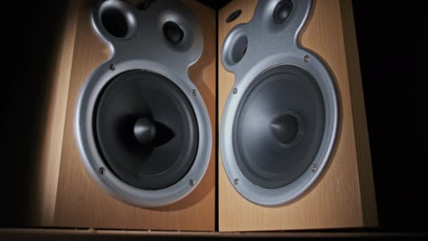 Audio Speakers Vibreren vanuit Sound Bass in Slow Motion op zwarte achtergrond — Stockvideo