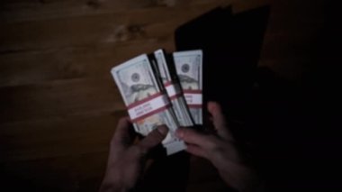 Erkek Eller Arkaplanda 10 bin ABD Doları Dolarlık Üç Yığın Tutar