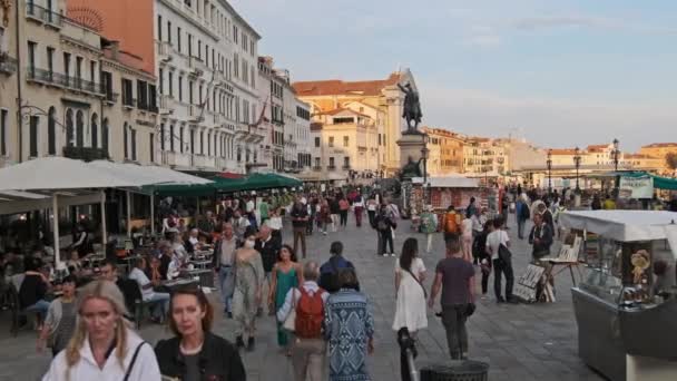 Embankment lotado de Veneza com uma multidão de pessoas andando na hora do pôr do sol — Vídeo de Stock