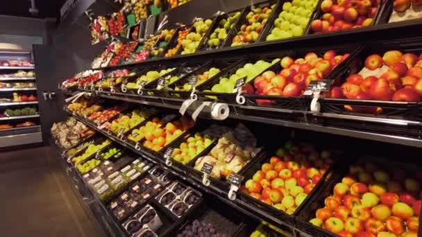 Frutas y verduras frescas en los estantes del supermercado — Vídeos de Stock