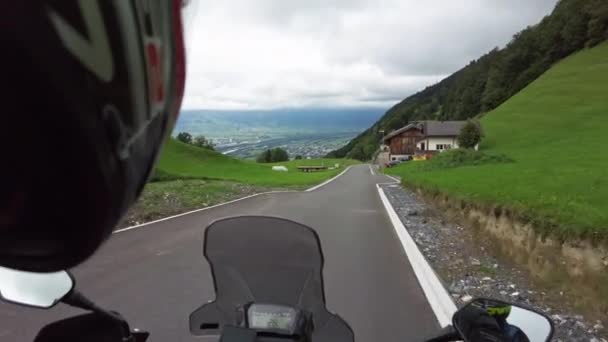 POV Motociclista Passeios de Motocicleta em Scenic Narrow Alpine Mountain Road, Liechtenstein — Vídeo de Stock