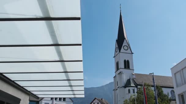 Blick auf die katholische Kirche im Zentrum von Eschen City, Liechtenstein — Stockvideo