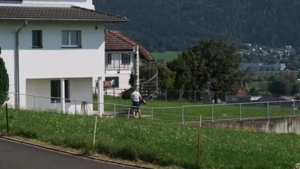 Vista panorámica Liechtenstein con Casas en Campos Verdes en Alpes Mountain Valley — Vídeos de Stock