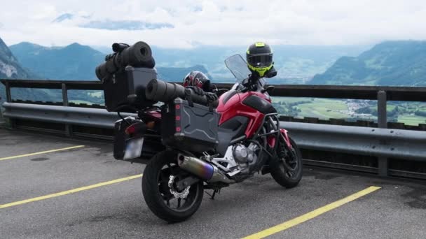 Motorcykel med resväskor står vid Alpernas bergslandskap, Liechtenstein — Stockvideo