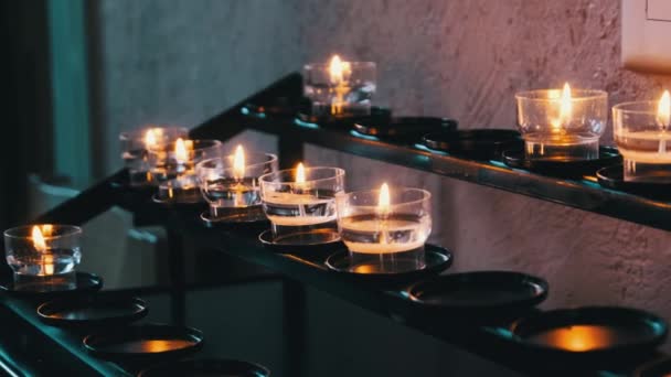 Kaarsen branden in de kerk Interieur, Gebed Kaarsen Lit in Row, Spiritualiteit — Stockvideo