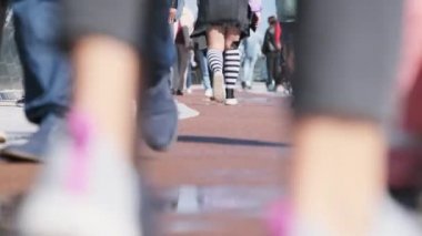 Kalabalığın Bacakları Sokakta Yürüyen, İnsanların Ayaklarına Kapan, Yavaş Hareket