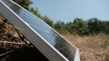 Yerdeki Taşınabilir Güneş Paneli Bağlandı ve Dışarıdaki Güç Oluşturuldu