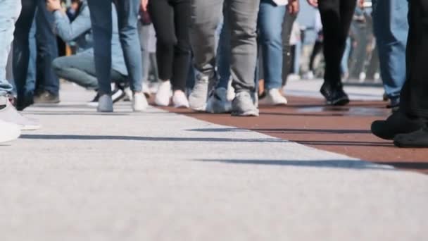 Nohy davu lidí kráčejících po ulici, Detailní záběr nohou lidí, Pomalý pohyb — Stock video