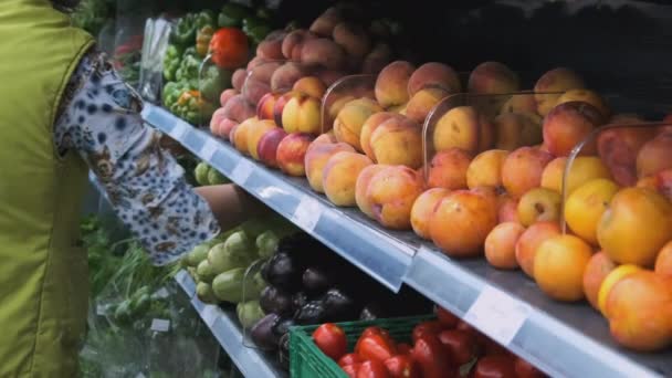 Frutas y verduras frescas en los estantes del supermercado — Vídeo de stock