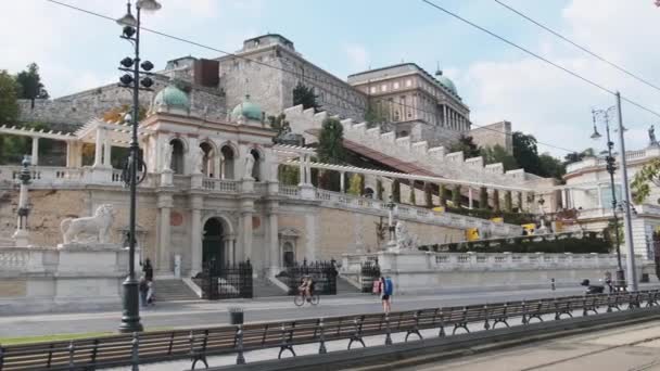 布达佩斯著名的皇家布达宫 — 图库视频影像