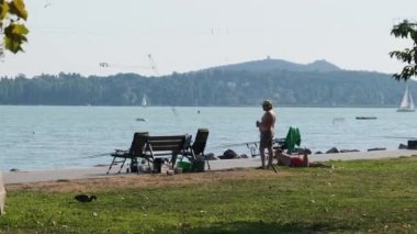 Macaristan 'ın Balaton Gölü kıyısındaki Rıhtım Bölgesi' nden insanlar dinleniyor.