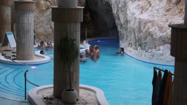 Cueva termal Baño en Miskolctapolca, Cueva natural interior en Miskolc, Hungría — Vídeos de Stock