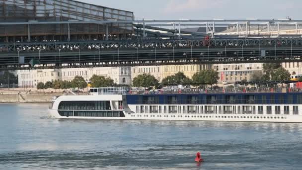 Budapeşte Panoraması, Macaristan 'ın Tuna Nehri üzerindeki Zincir Köprüsü manzarası — Stok video