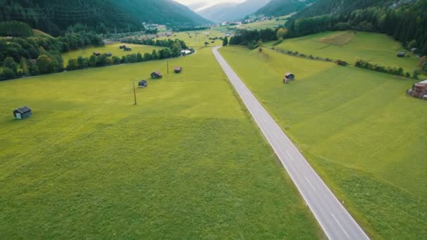 Üres út az Osztrák-völgy között Zöld mezők az Alpokban, légi kilátás — Stock videók
