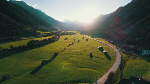 Vue Aérienne De La Route Vidée Dans La Vallée Autrichienne Entre Les Champs Verts Au Coucher Du Soleil Alpes — Video
