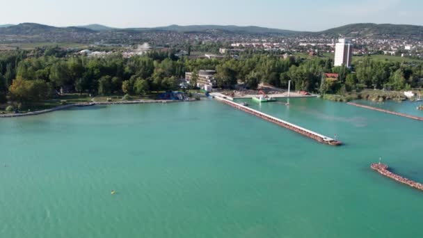 ハンガリーのバラトン湖、バラトフレッドの海岸、晴れた日の空中写真 — ストック動画