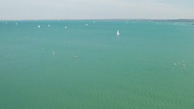 Macaristan 'daki Balaton Gölü' nün havadan görünüşü, Balatonfured Sahili, Güneşli Gün