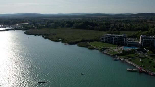 Vista aérea del lago Balaton en Hungría, costa de Balatonfured, día soleado — Vídeos de Stock