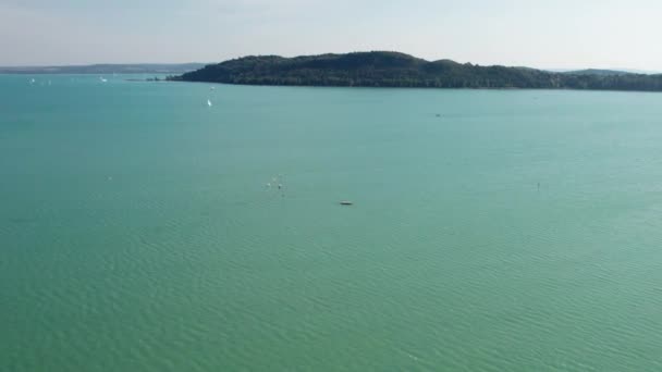 Letecký pohled na jezero Balaton v Maďarsku, pobřeží Balatonfured, slunečný den — Stock video