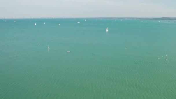 Luchtfoto van het Balatonmeer in Hongarije, Kust van Balatonfured, Zonnige dag — Stockvideo