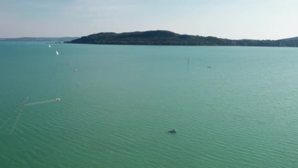 Luchtfoto van het Balatonmeer in Hongarije, Kust van Balatonfured, Zonnige dag — Stockvideo