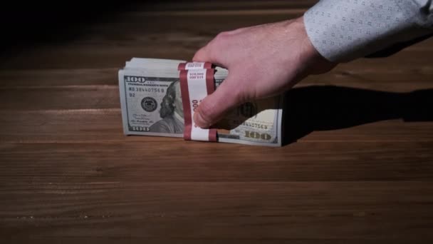 남자 손 목조 배경에 10, 000 US Dollar Bills 의 3 층을 보유 — 비디오