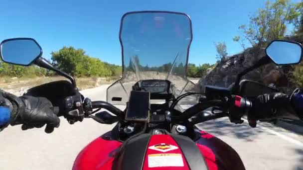 按风景秀丽的山地路、摩托冒险、自由分列的骑摩托车越野车的人 — 图库视频影像