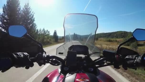 POV Biker Rides on Motorbike by Scenic Sunny Mountain Road na płaskowyżu w Chorwacji — Wideo stockowe
