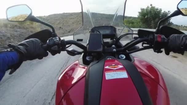 POV Biker Rides on Motorbike by Scenic Mountain Road, Moto Avontuur, Vrijheid — Stockvideo