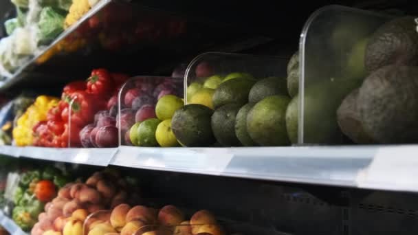 Verse groenten en fruit op supermarktschappen — Stockvideo