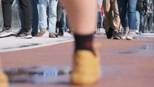 Ben av folkmassa människor promenader på gatan, närbild av människor fötter, Slow Motion — Stockvideo