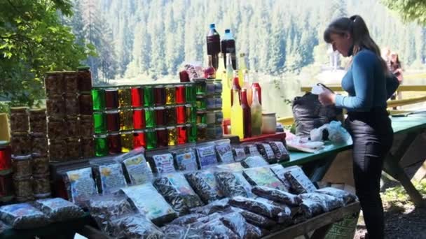 Karpatský trh se suvenýry s léčivými bylinkami a tinkturami — Stock video