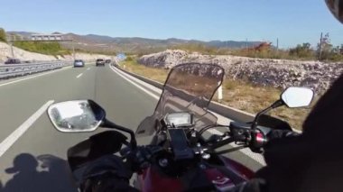 POV Motorcusu, Hırvatistan 'ın Deniz Kenarı Kenarındaki Peyzaj Otobanı' nda Motosikletle Geziniyor