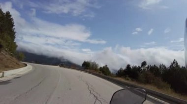 POV Motorcusu Yunanistan 'da Yüksek Dağ Geçidinde Motosiklet Sürerken