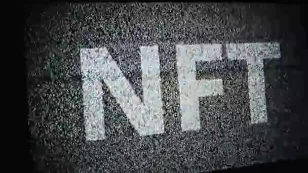 NFT-inscriptie op een monitor scherm in wit statisch wit tv-geluid, geen signaal — Stockvideo
