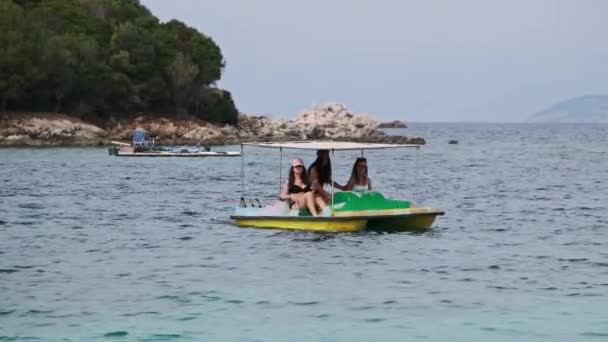 Gadis-gadis muda yang menarik naik di sebuah catamaran di laut pirus — Stok Video