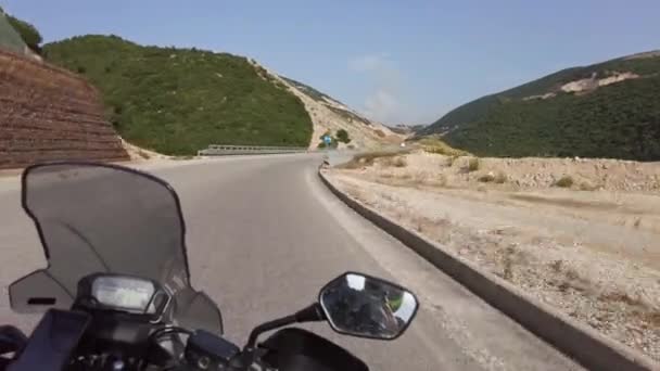 POVバイカーは空のマウンテンハイウェイ、アルバニア、元アドベンチャーによってバイクに乗ります — ストック動画
