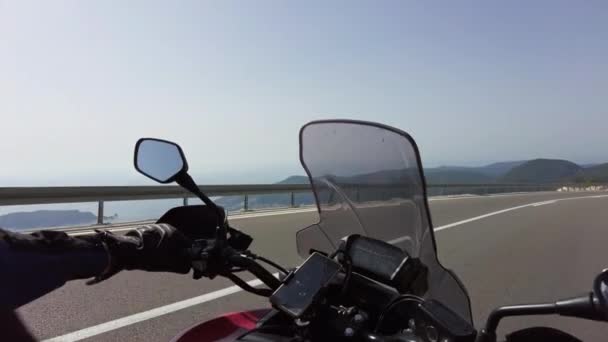 POV motorrijder op motorrijders op landschapsweg in Kroatië bij zee — Stockvideo