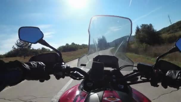 POV Biker Paseos en moto por Scenic Sunny Mountain Road en Plateau en Croacia — Vídeos de Stock