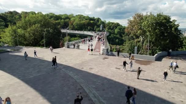 Luftaufnahme einer gläsernen Fußgängerbrücke mit einer Menschenmenge — Stockvideo