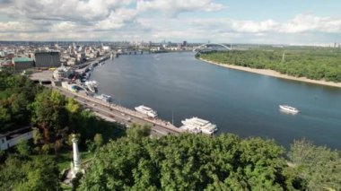 Metropolis 'in nehir kıyısında gökdelenler, otoyol ve trafik manzarası