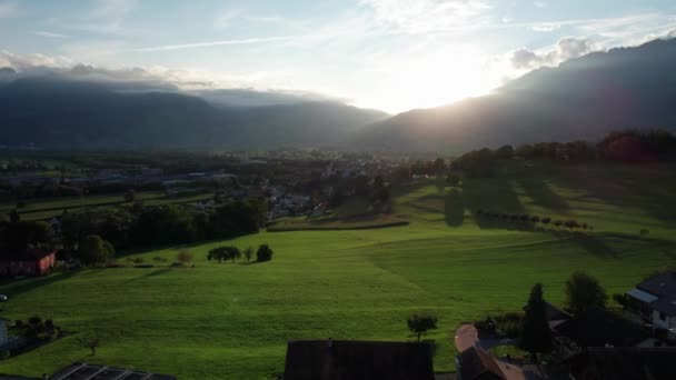 Luftaufnahme der idealen grünen Felder in den liechtensteinischen Alpen bei Sonnenuntergang — Stockvideo