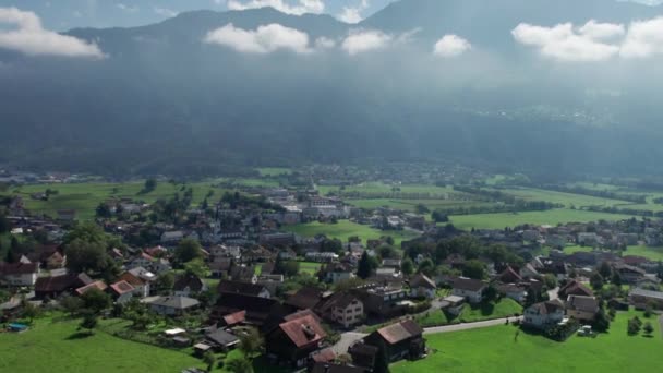 Flygfoto över Liechtenstein med hus på gröna fält i Alperna Mountain Valley — Stockvideo