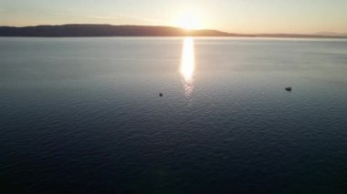 Deniz üzerinde Günbatımının havadan görünüşü Su üzerinde Yapraklar ve Parıltı