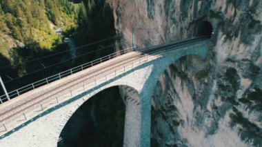 Yazın İsviçre Alplerinde Landwasser Viaduct 'un hava görüntüsü