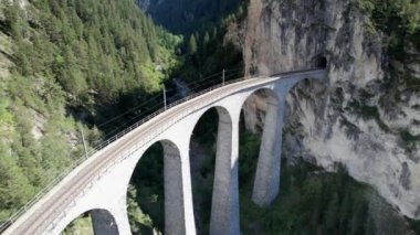 Yazın İsviçre Alplerinde Landwasser Viaduct 'un hava görüntüsü