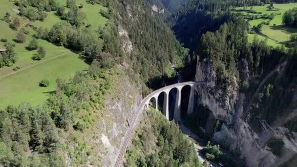 Landwasser Viaduct in Swiss Alps in Summer, Aerial view on Green Mountain Valley — Stock Video
